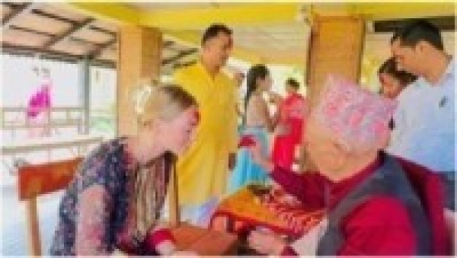 सौराहामा विदेशी पर्यटकले मनाए दसैँ, टीका र जमरा थाप्न पाउँदा दङ्ग